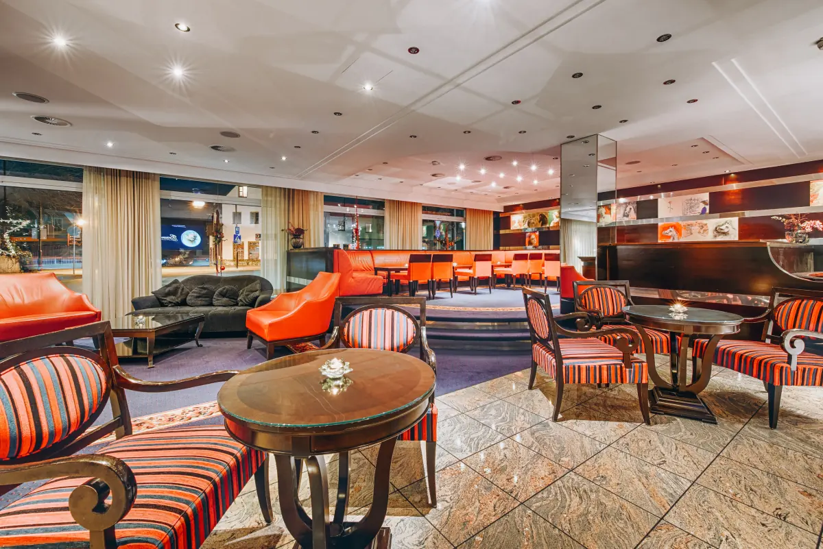 Lounge mit gestreiften Sesseln, Bar und Marmorboden