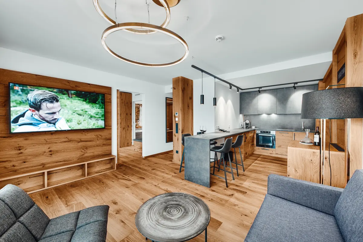Suite mit Wohnbereich, Fernseher und Küchenzeile