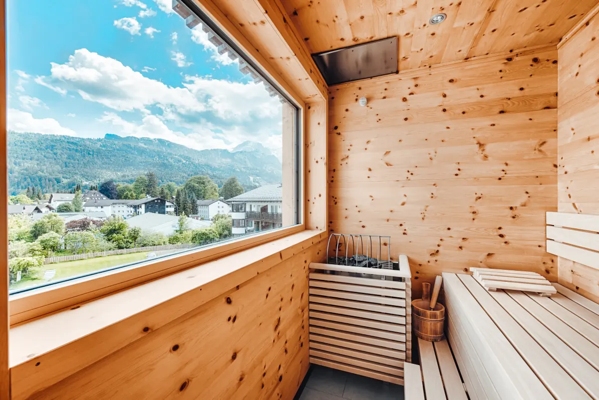 Private Sauna in der Suite mit Panoramafenster auf die Berge