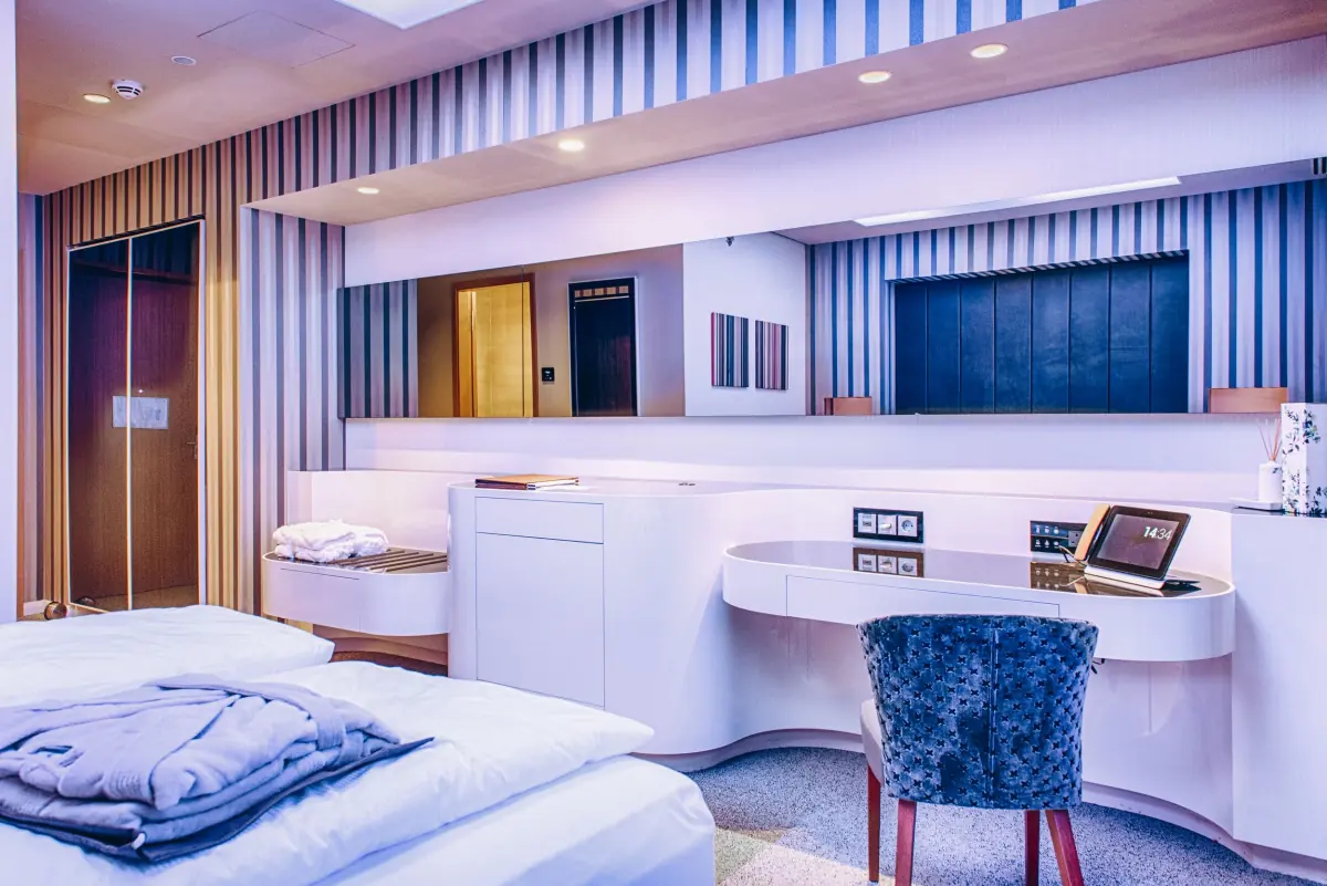 Zimmer mit geschwungenem Schreibtisch und gestreifter Wand
