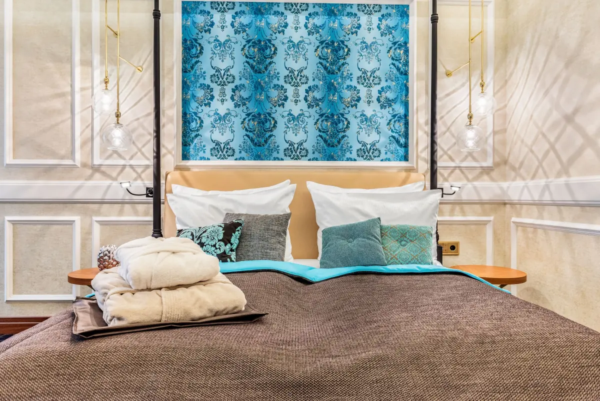 Doppelzimmer mit türkisfarbener Ornamentwand