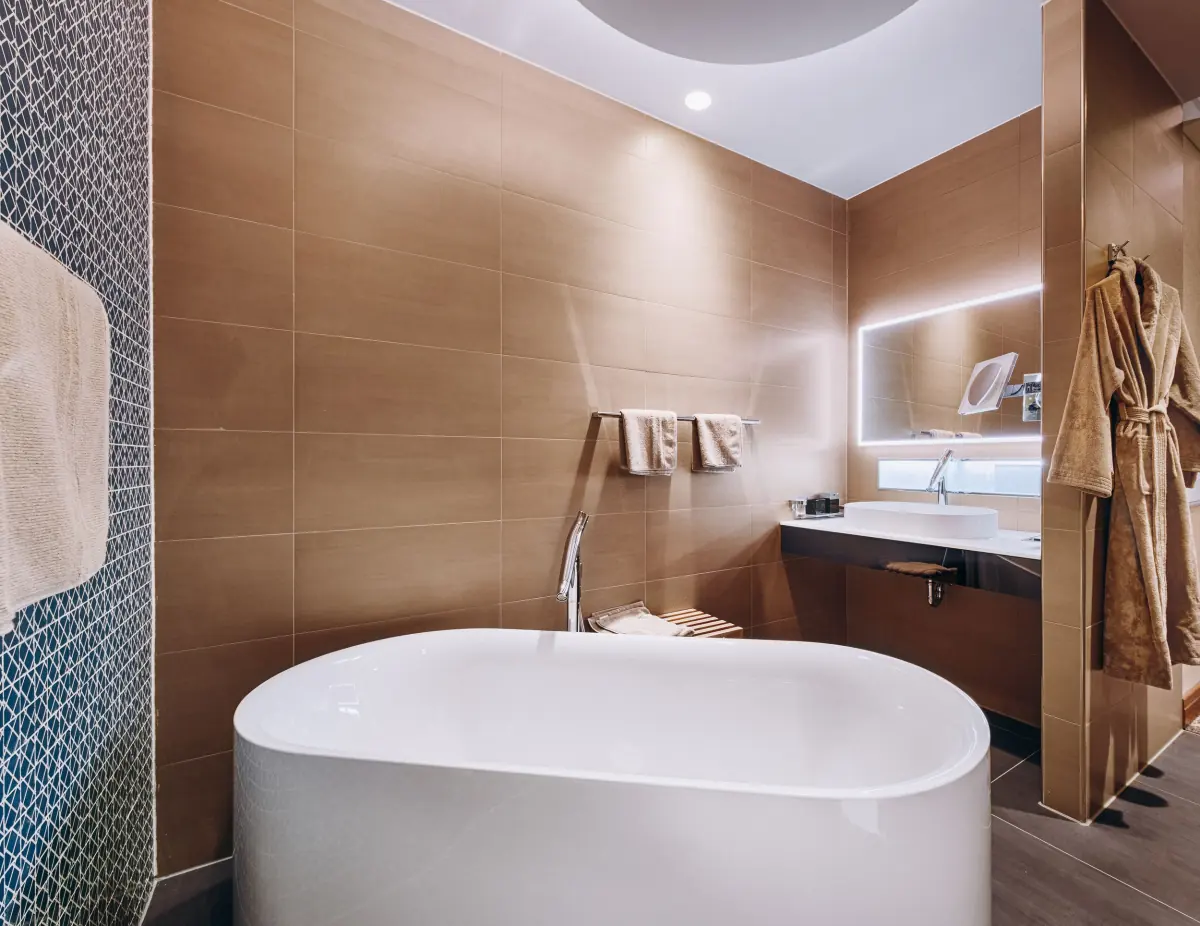 Bad mit ovaler freistehender Wanne und Holzwänden