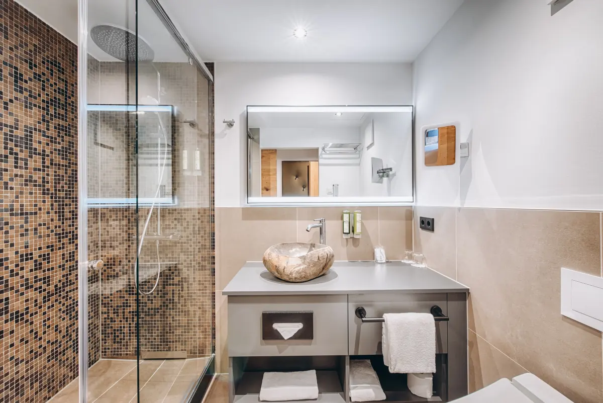 Bad mit Mosaikwand und Steinwaschbecken