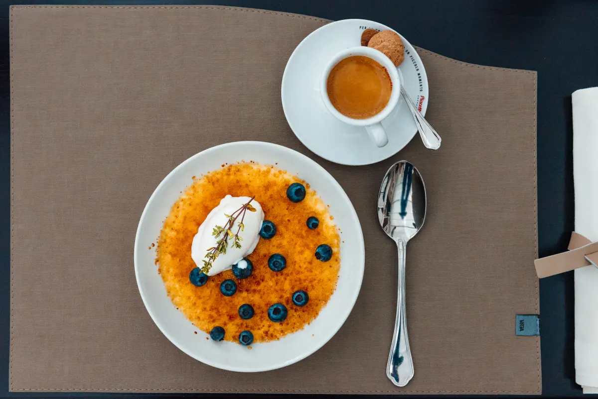 Dessert mit Heidelbeeren und Espresso