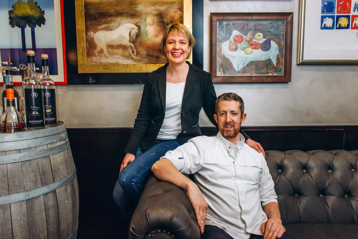 Die Gastgeber André und Carolin Omlor auf dem Chesterfield-Sofa in der Brasserie