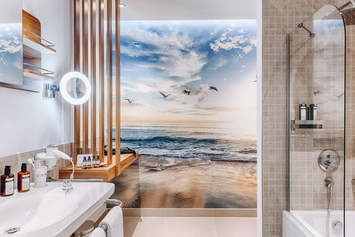 Bad mit Strandmotiv an der Wand und Holzlamellen