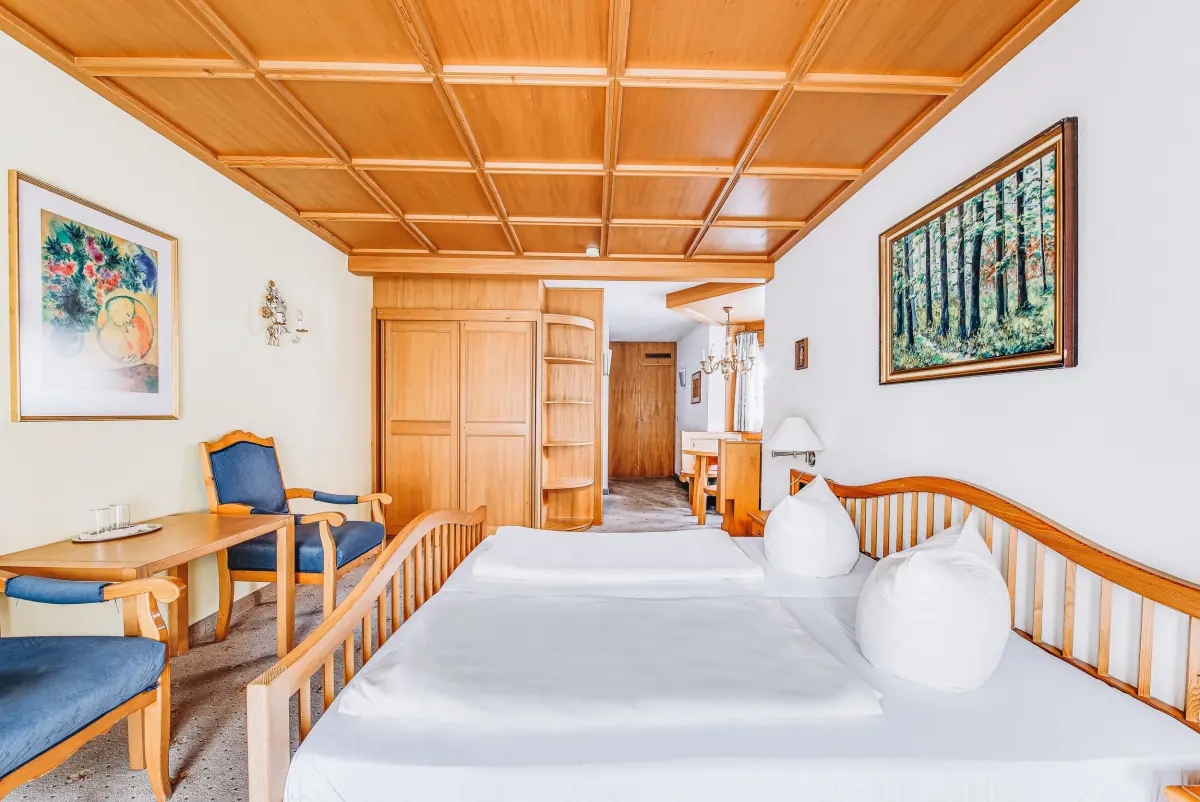 Zimmer mit Holzbalkendecke und Holzbetten