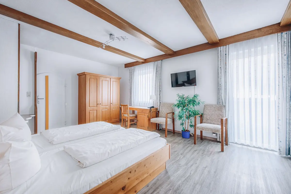 Helles Zimmer mit Holzbalken und Holzboden