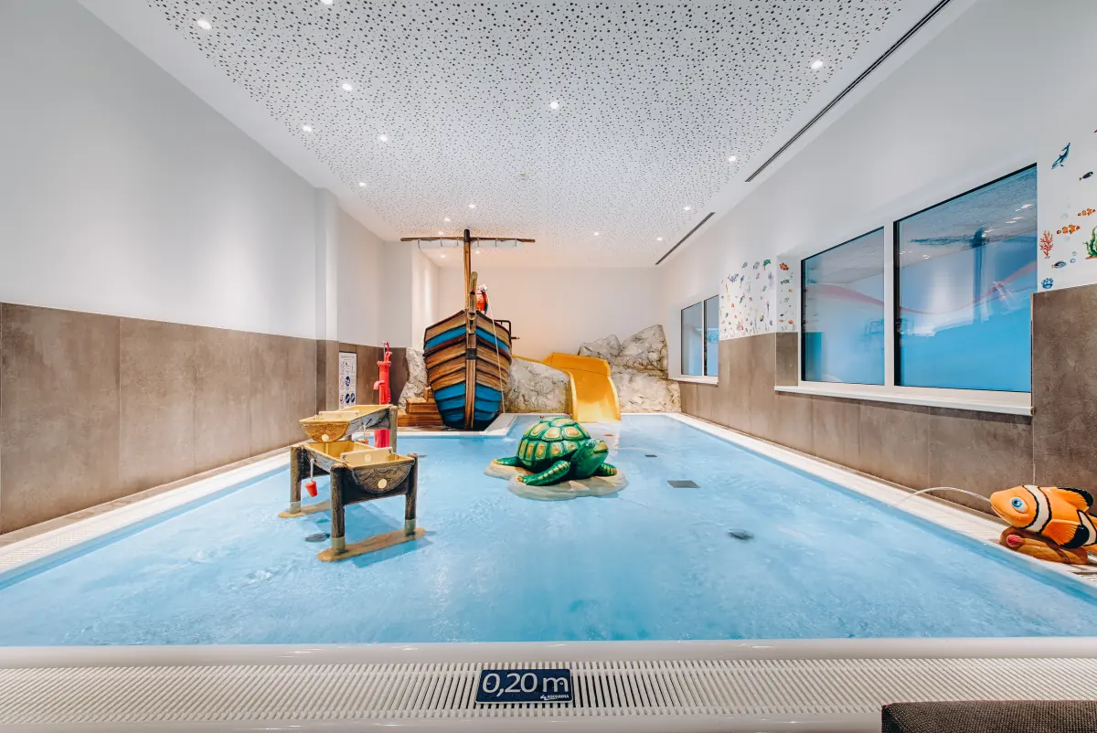 Kinderpool mit Piratenschiff und Rutsche