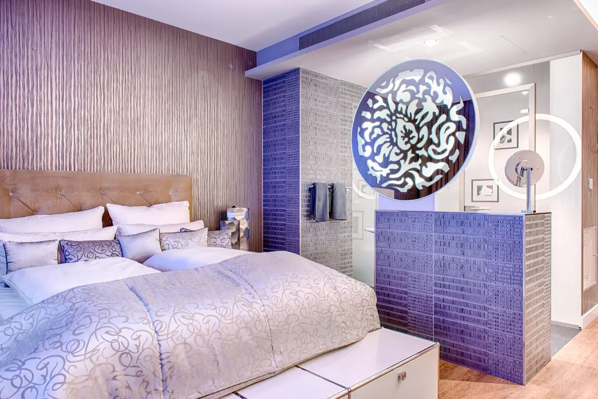 Zimmer mit blauer Akzentwand und rundem Wandbild