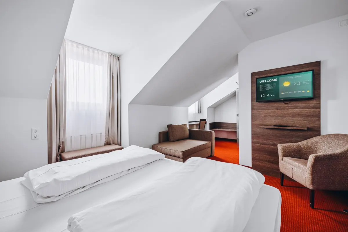 Zimmer mit Holzvertäfelung und Sesselecke