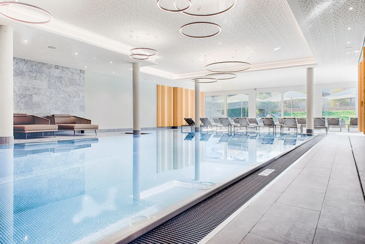 Hallenbad mit langer Fensterfront