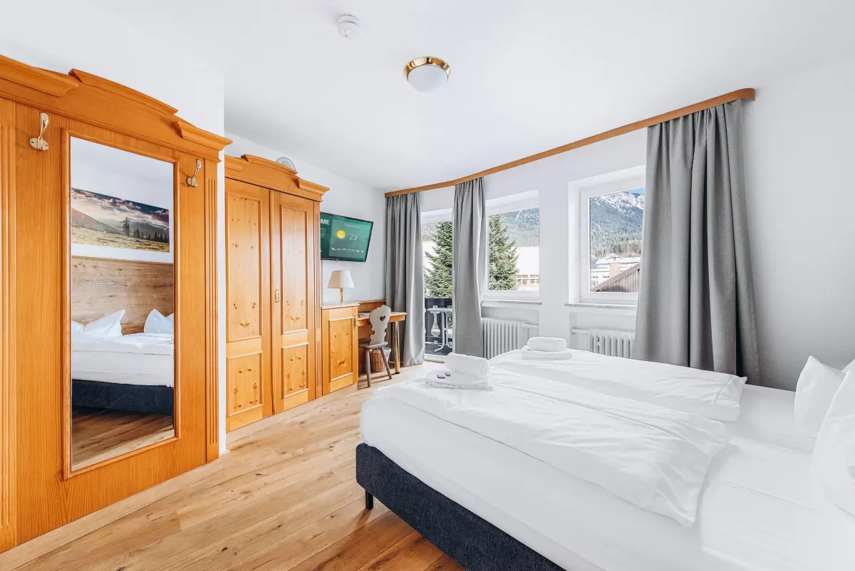 Zimmer mit Holzschrank und Bergblick