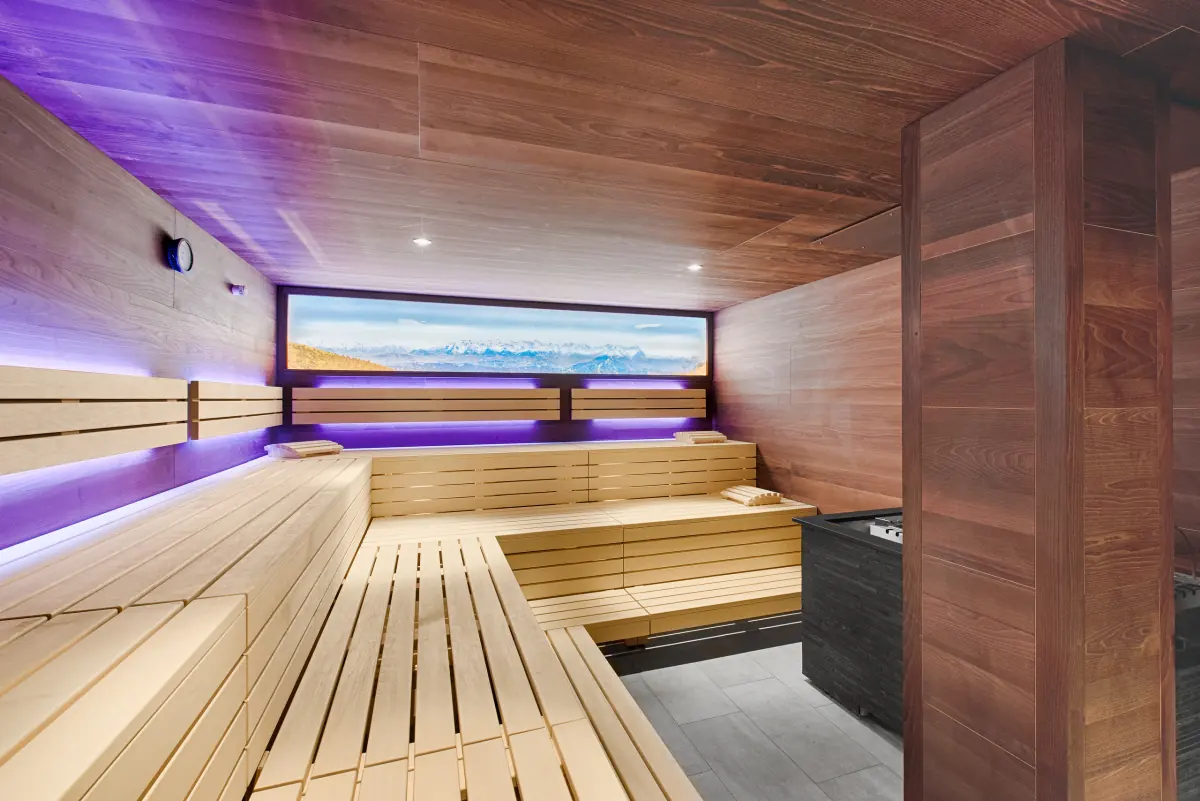 Sauna mit Holzbänken und Lichtband