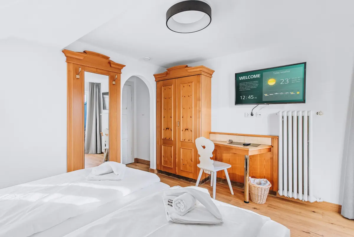 Zimmer mit alpenländischen Holzmöbeln