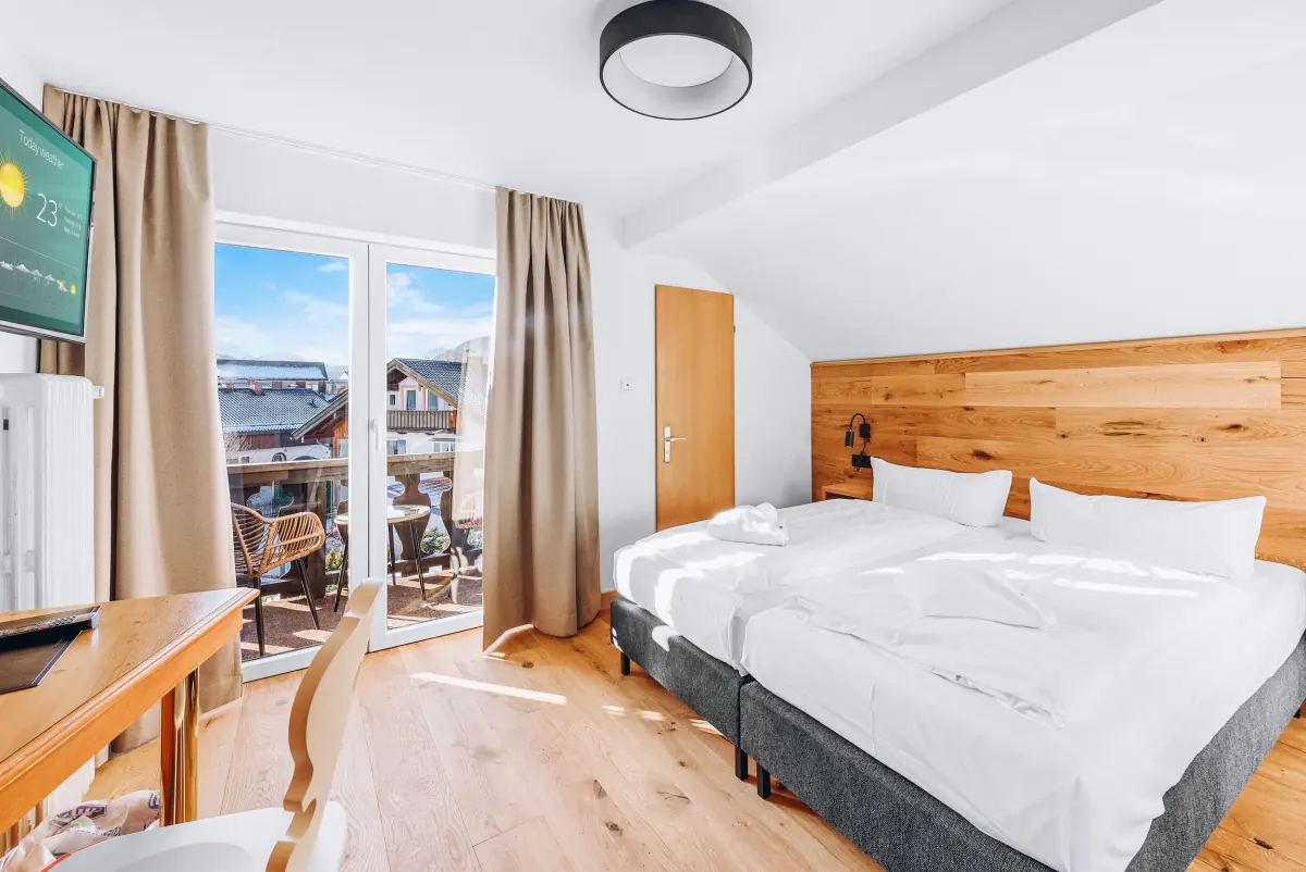 Doppelzimmer mit Holzkopfteil und Bergblick