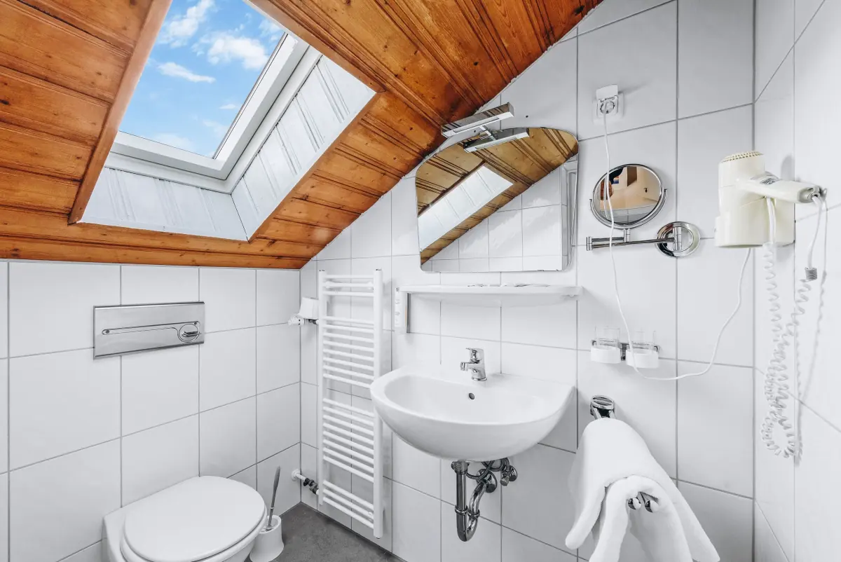 Dachbad mit Dachfenster und Holzdecke