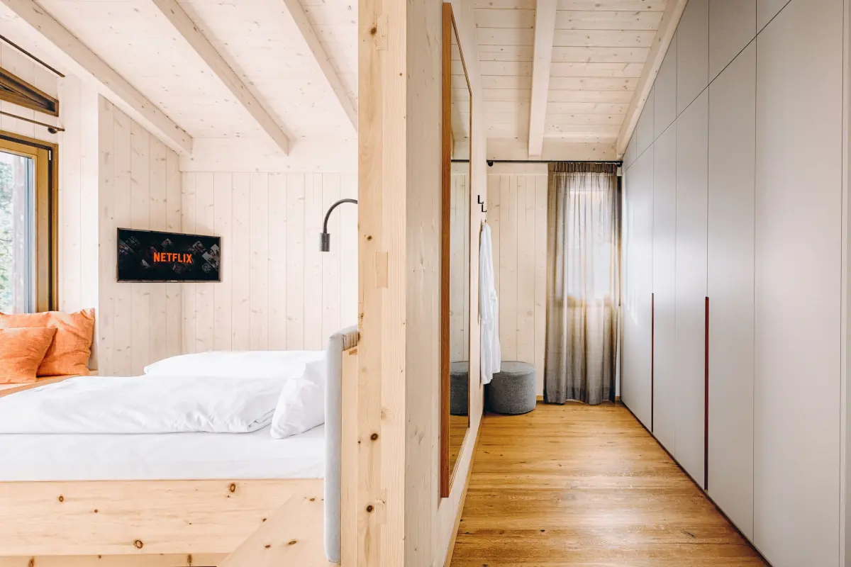 Zimmer mit Einbauschränken und Holzboden