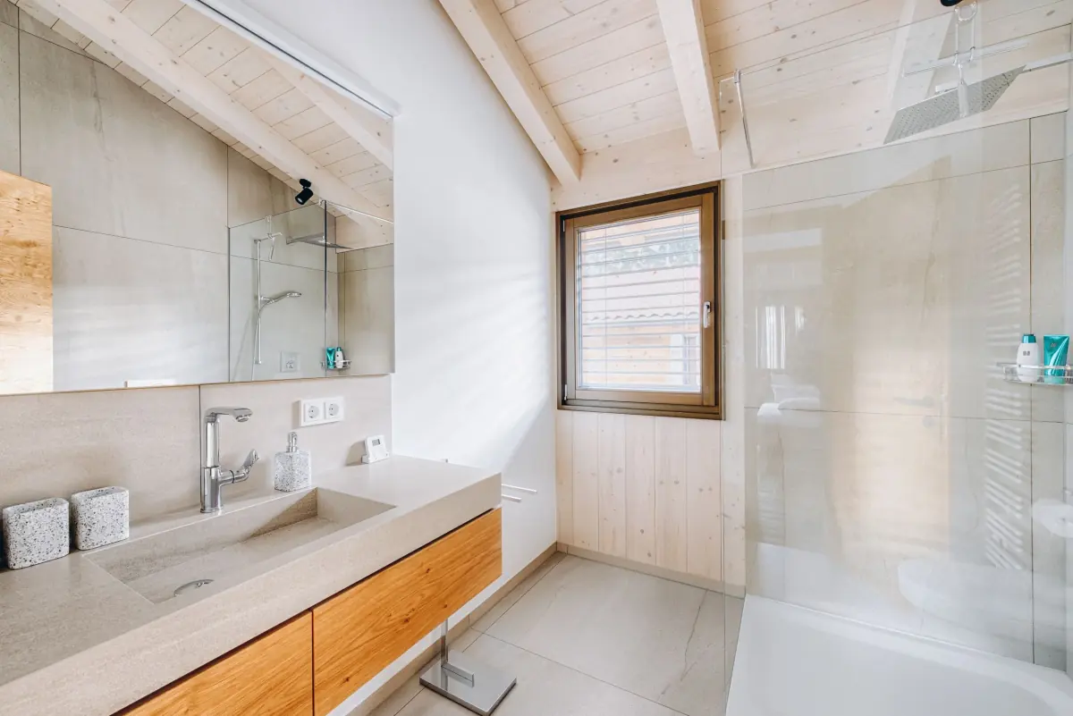 Bad mit Dachschräge, Holz und Glasdusche