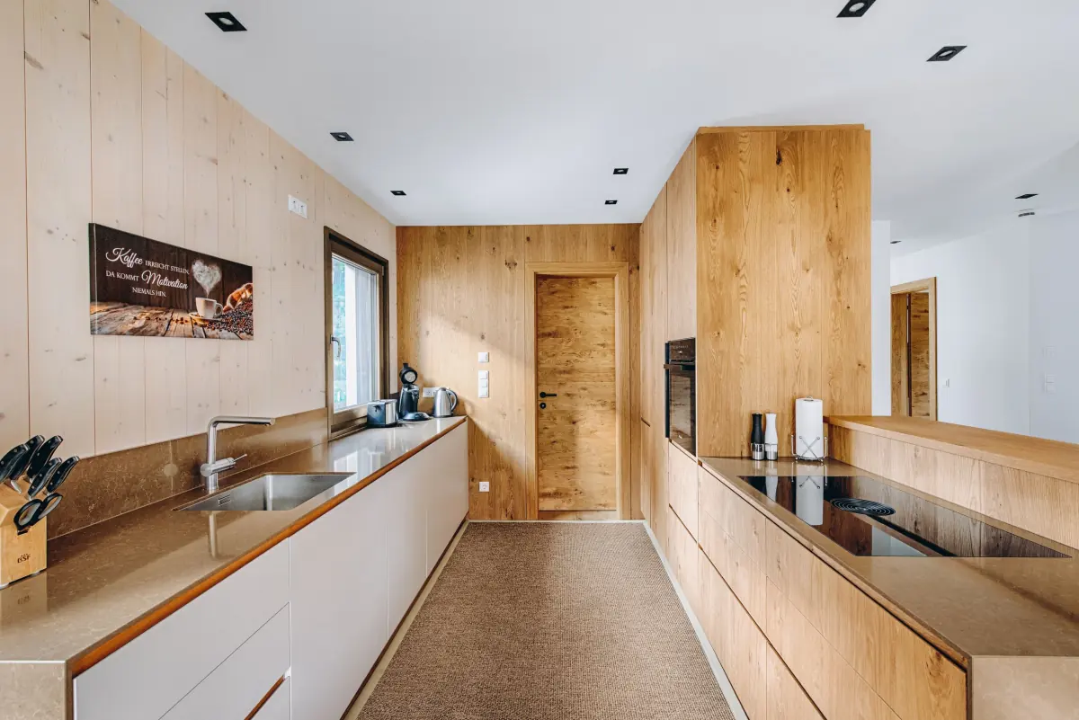 Küche mit Holzfronten und klaren Linien
