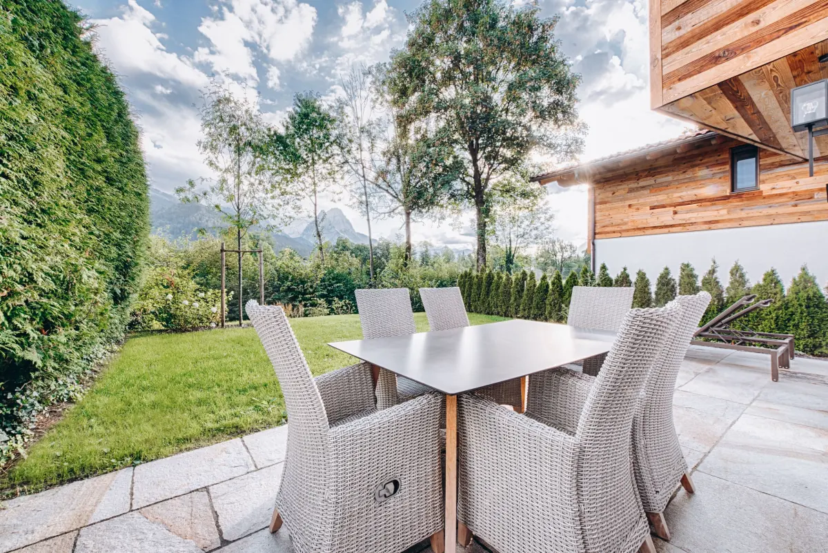Terrasse mit Essplatz und Gartenblick