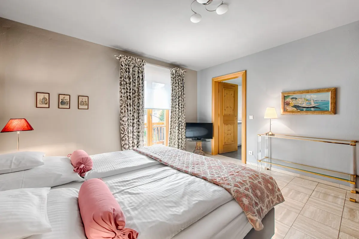 Helles Zweibettzimmer mit Blumenvorhängen