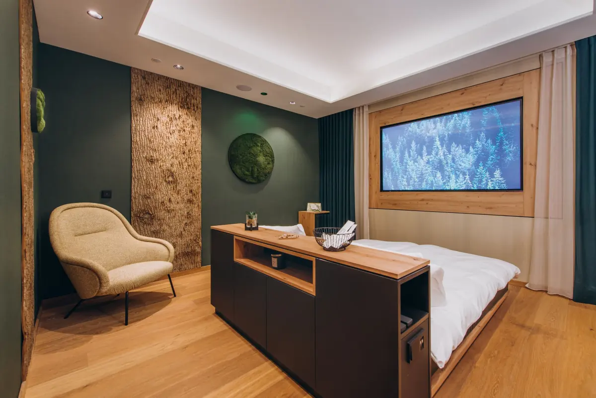 Zimmer mit dunkelgrünen Wänden, Moosbild und Holzboden