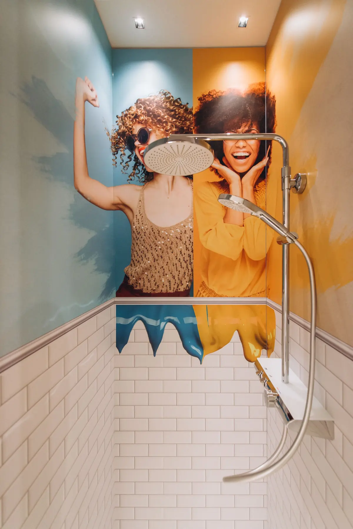 Dusche mit großformatigem Wandbild
