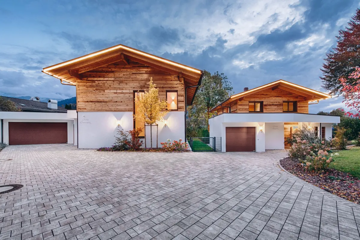 Chalets mit Holzfassade in der Abenddämmerung