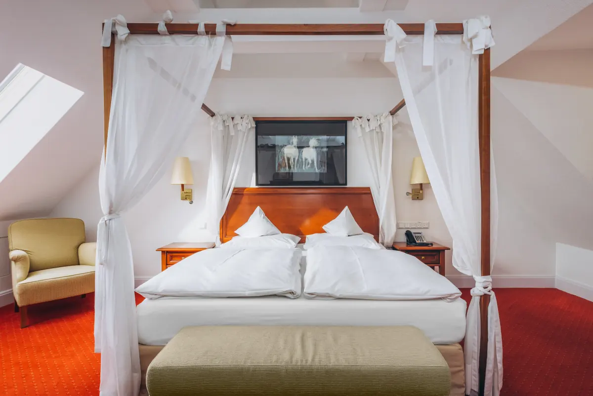 Suite mit Himmelbett unter der Dachschräge